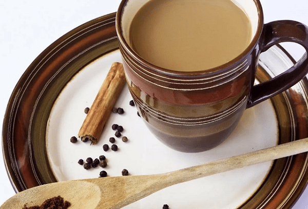 Kaffee mit Zimt und schwarzem Pfeffer