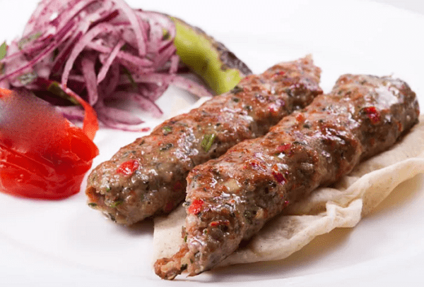 Saftiger Lulja Kebab aus Rindfleisch mit Fettschwanzfett