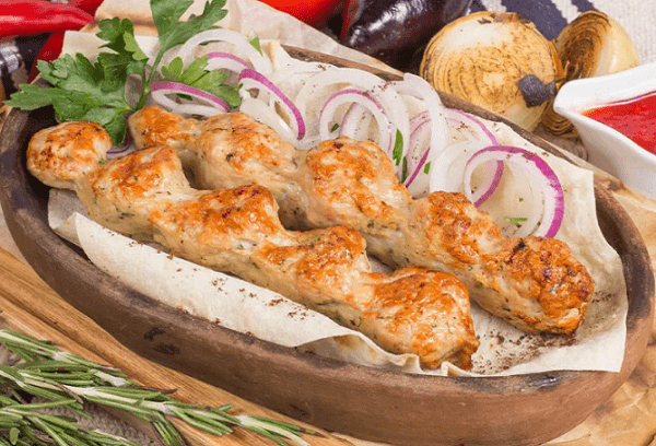 Saftiger Lula-Kebab aus Rind mit Speck und Hühnchen