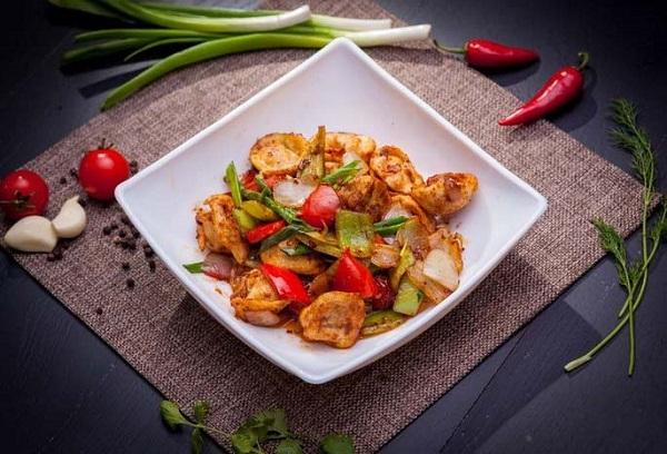 Gebratene Pelmeni mit Gemüse