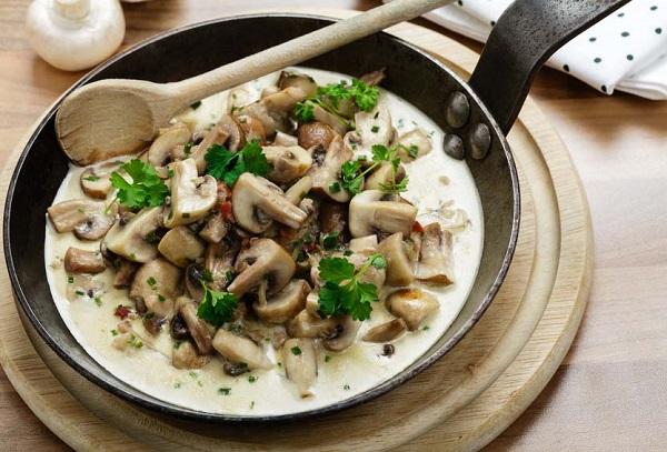 Pelmeni mit Pilzen in saurer Sahnesoße