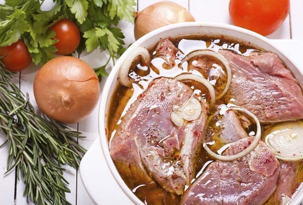 Schweinefleisch in Marinade