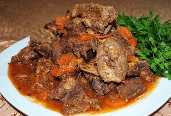 Geschmortes Lammfleisch