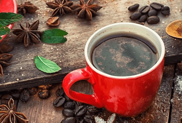 Kaffee mit Minze und Gewürzen