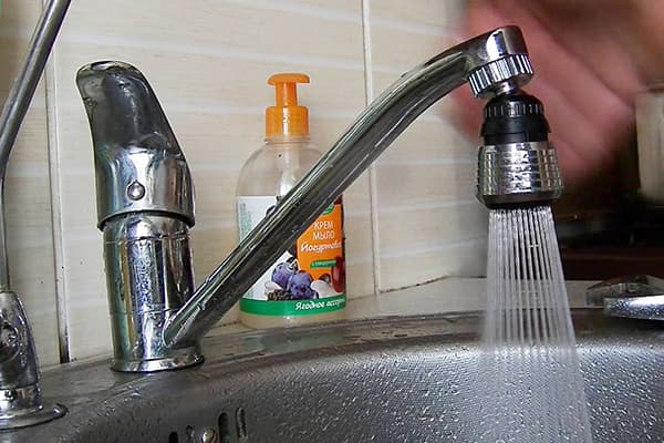 Küchenarmatur mit Strahlregler-Aufsatz