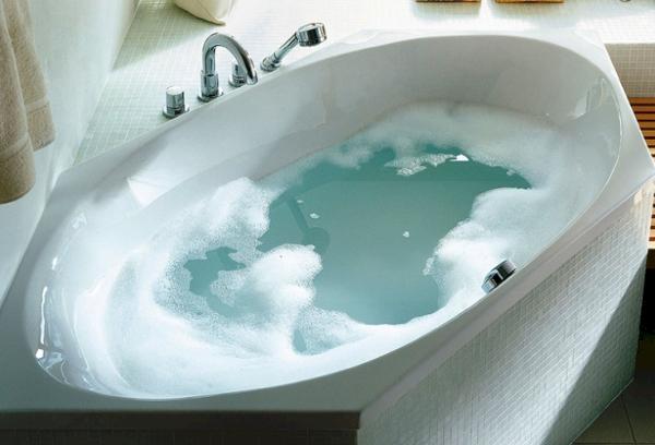 Mit Wasser gefüllte Badewanne