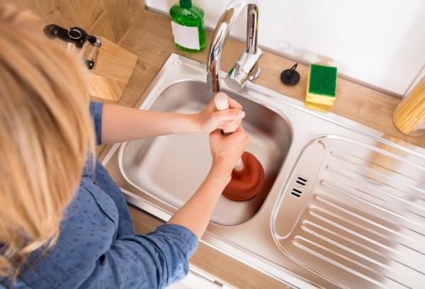 Verstopfung im Badezimmer oder Spülbecken