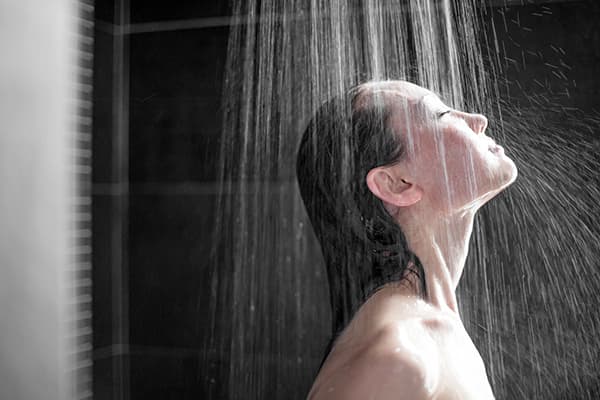 Frau unter der Dusche