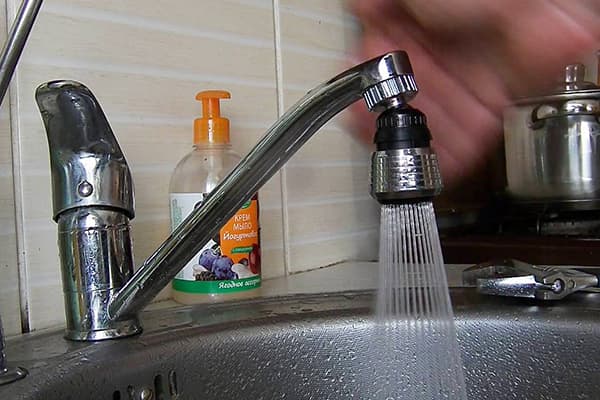 Wassersprühaufsatz für Wasserhahn in der Küche