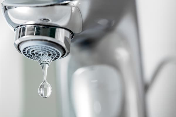 Wasser tropft aus dem Wasserhahn