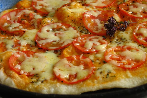Pizza aus der Pfanne