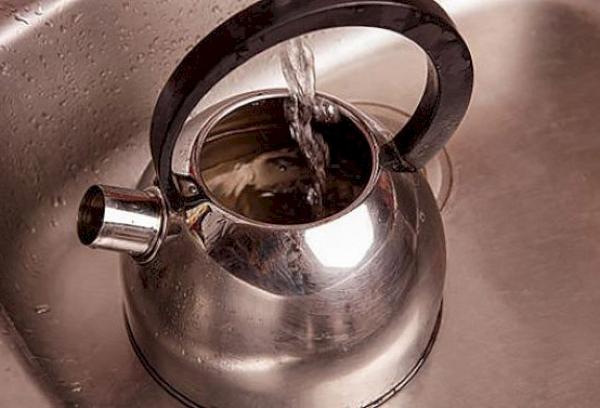 Wasserkocher mit Wasser und Kalk