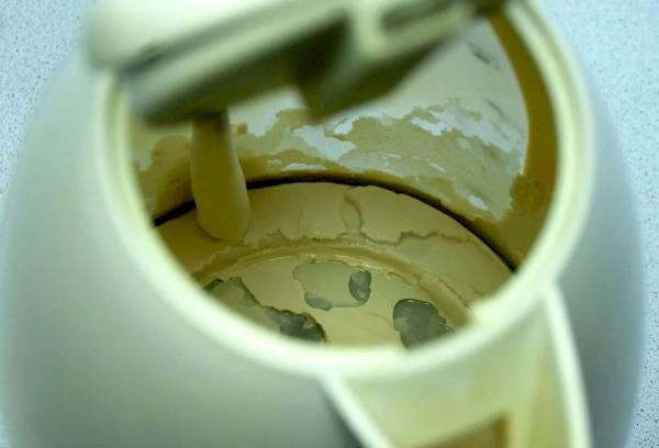 Wasserkocher mit Kalkablagerungen