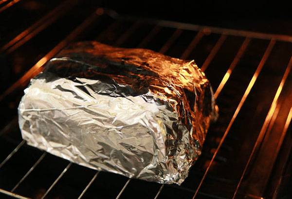 Brot in Alufolie im Ofen