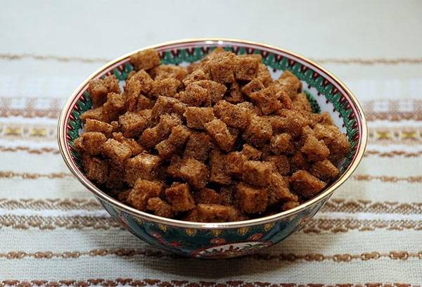 Hausgemachte Croutons aus Roggenbrot