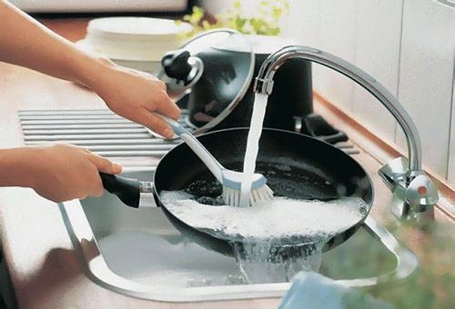 Reinigung einer antihaftbeschichteten Pfanne