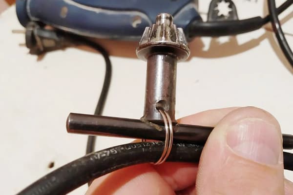 Befestigung des Bohrerschlüssels am Kabel mit einem Metallring