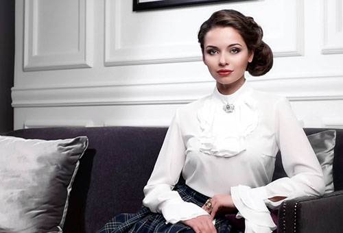 Mädchen in einer weißen synthetischen Bluse
