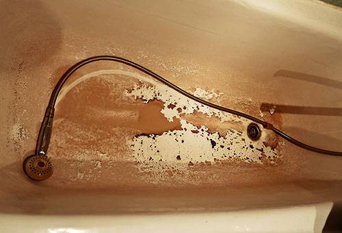 Verschmutzte Badewanne nach rostigem Wasser