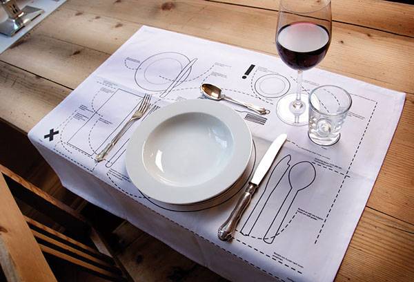 Serviette mit Schema zur Anordnung des Bestecks