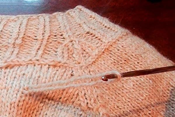 Fadenzieher auf einer Strickjacke