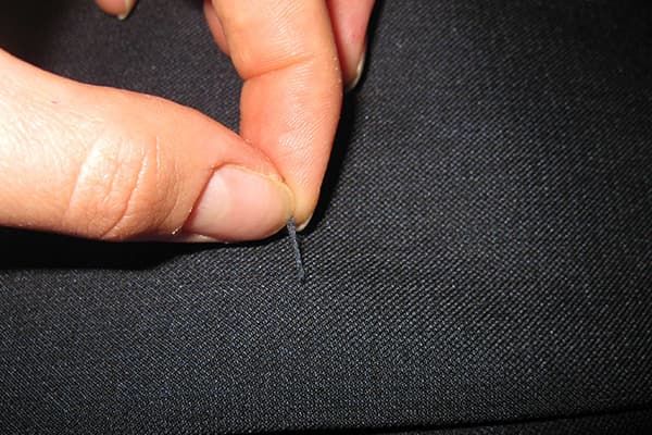Fadenzieher auf einer Hose