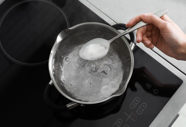 Hinzufügen der Soda zum kochenden Wasser