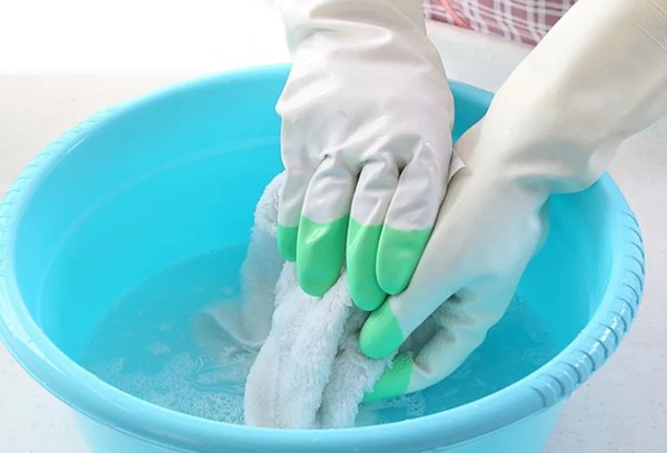 Handwäsche mit Handschuhen