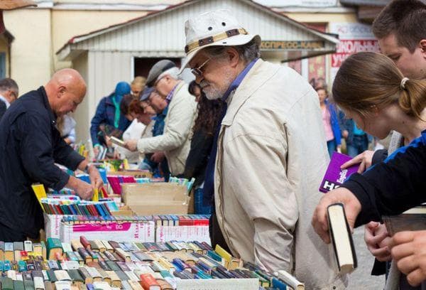 Bücherverkauf auf dem Flohmarkt