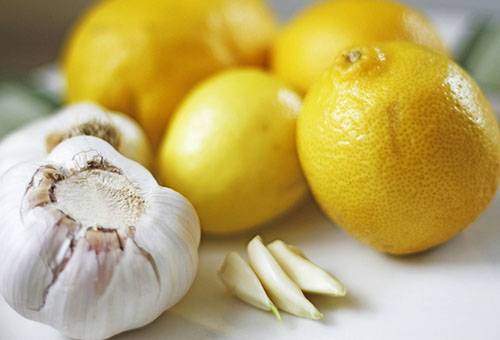 Knoblauch und Zitronen