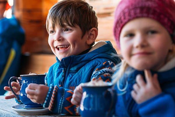 Kinder im Wintercafé