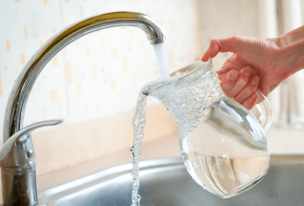 Wasser aus dem Wasserhahn