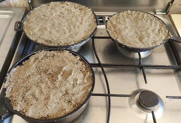 Mit Sand gefüllte Pfanne