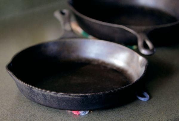 Gusseisernes Geschirr mit eingebrannten Rückständen