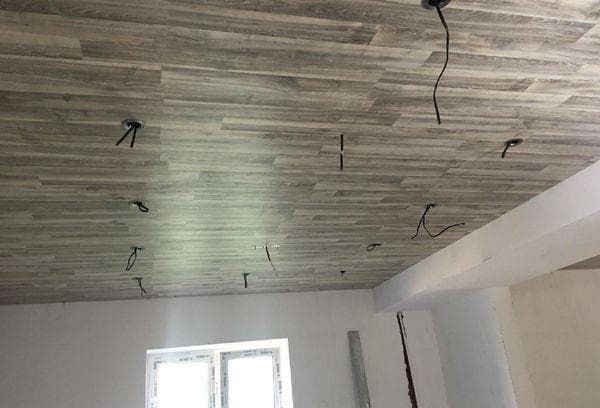 Laminat an der Decke