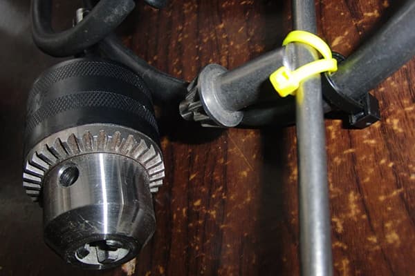 Befestigung des Bohrerschlüssels am Kabel mit einer Schelle