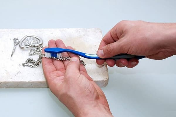Reinigung einer silbernen Kette