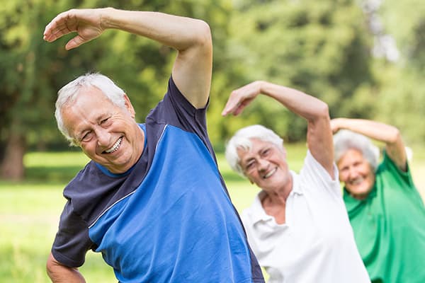 Rentner machen Gymnastik