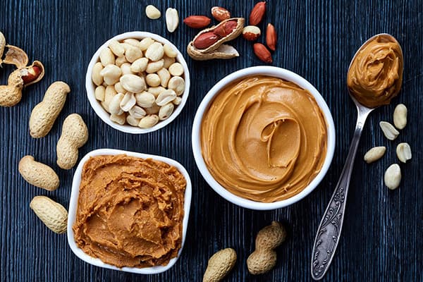 Erdnüsse und Erdnussbutter