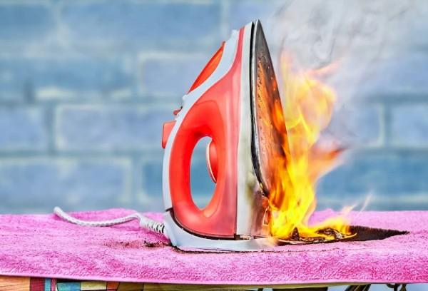 Brand durch Bügeleisen