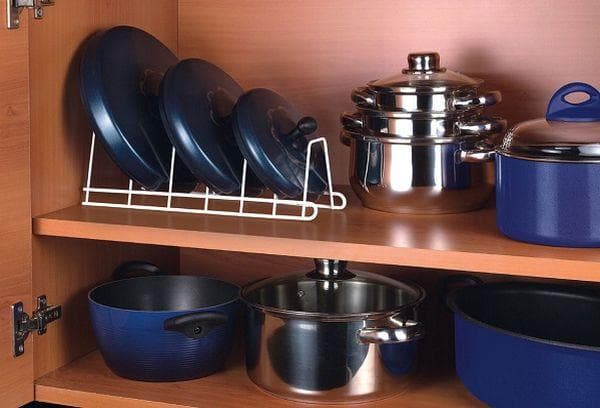Töpfe im Schrank