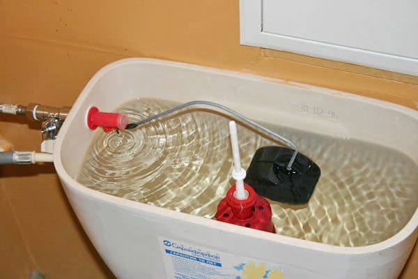 Offener Toilettenspülkasten