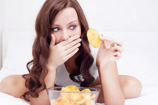 Eine Frau isst Chips