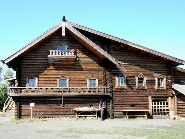 karelische Hütte mit Terrasse
