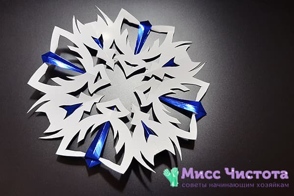 Schneeflocke aus zweifarbigem Papier