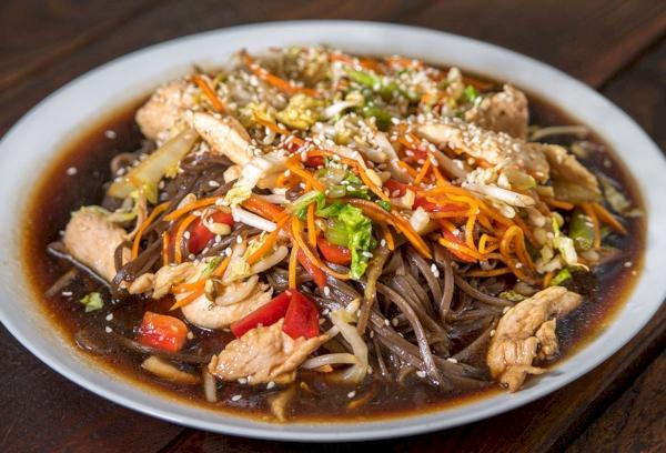 Hähnchen in asiatischer Sauce mit Soba-Nudeln