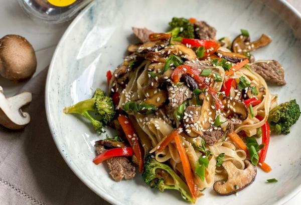 Pilze mit Gemüse aus dem Wok