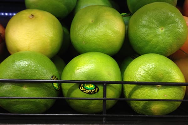 Süße Limetten im Verkaufsregal