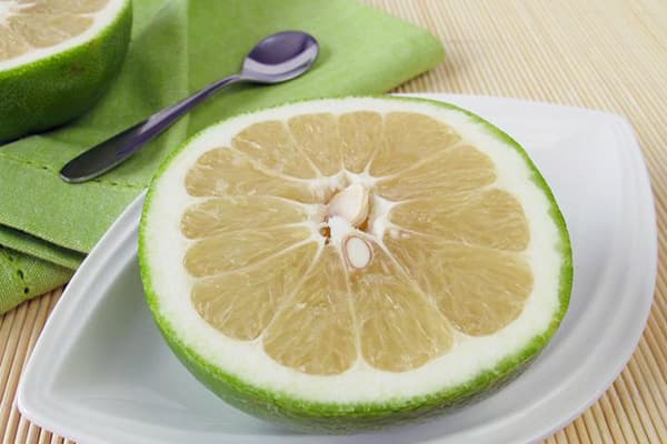 Süße Pomelo auf einem Teller