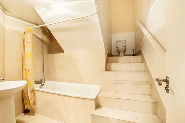 Seltsamer Grundriss des Badezimmers